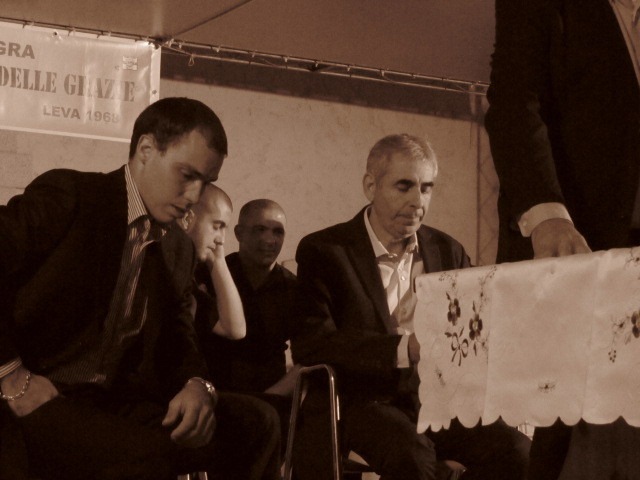 Folclore che a resistèntzia. Folclorismu che a disacatu. Limba comuna che a cuntratacu