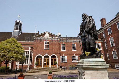 statue-of-francis-bacon-in-front-of-grays-inn-hall-london-england-dchpgx