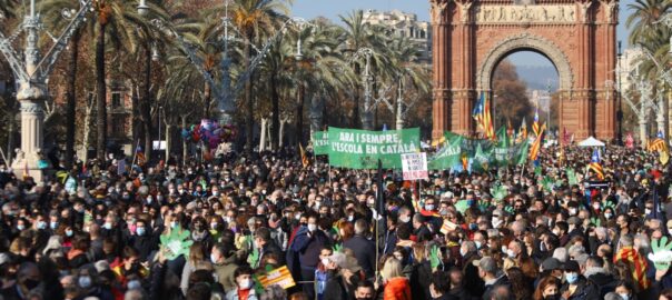 Immersione linguìstica in Catalugna, sa prataforma "Som Escola" contra a sas interferèntzias de Madrid