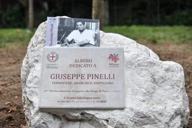 Ammentamus s’istrage. E ammentemus a Pinelli