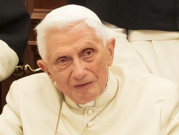 Ratzinger est mortu e sa Crèsia est in abbolotu