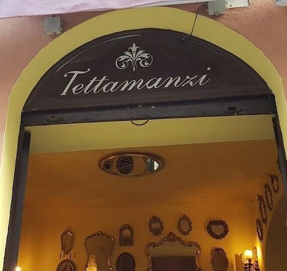 Cafè Tettamanzi, in Nùgoro, locale istòricu de Itàlia