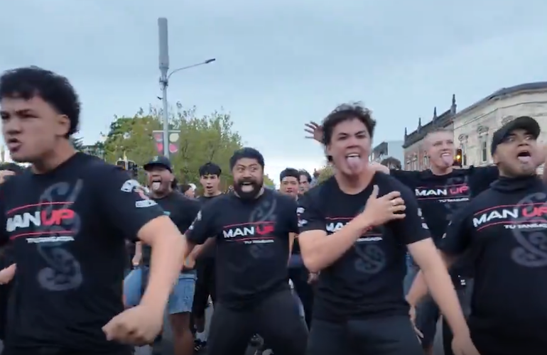 Haka maori contra a una manifestatzione omosessuale