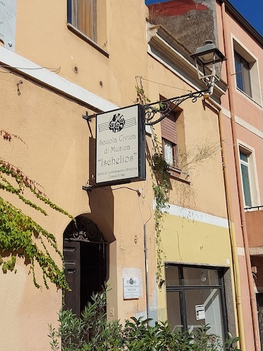 Iscola tzìvica de mùsica Ischelios, dae Ossi a s'Unione Comunas de su Coros