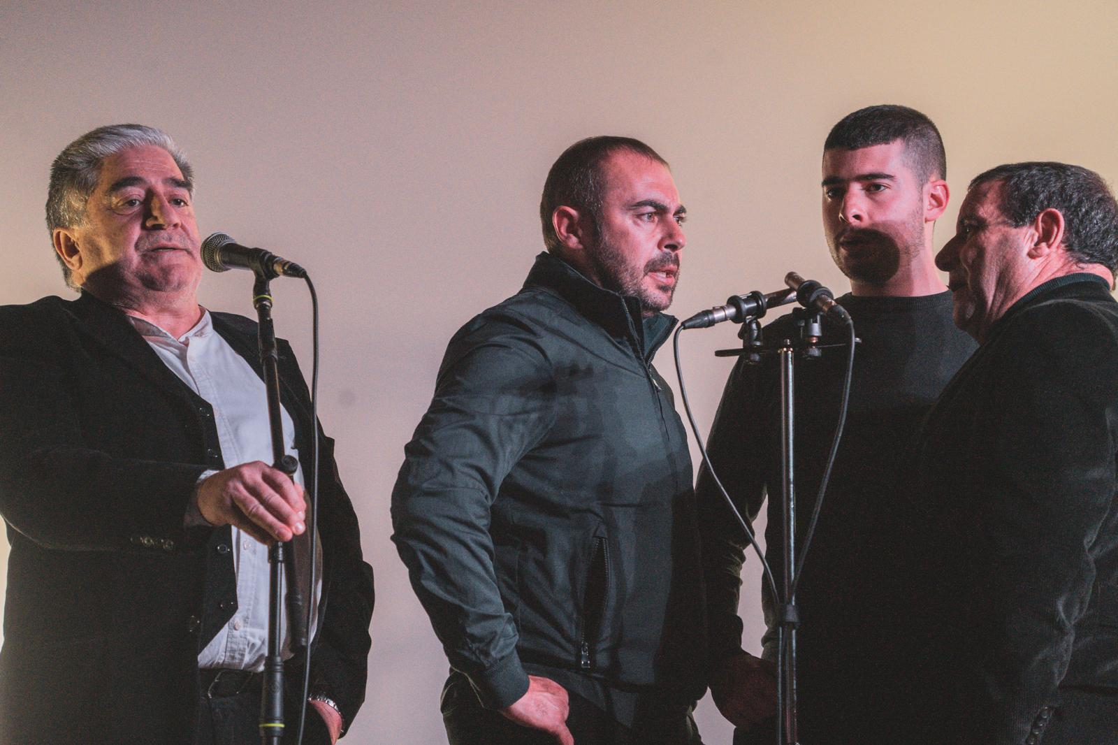 Sessanta biddas e 300 boghes. Cun Amparu su càntigu a tenore bivet in sos cuntestos suos