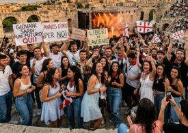 Giòvanos e traballu, Sardigna in coa a totus