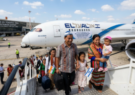 Ingenieria demogràfica e mitos bìblicos in Israele. Ite est s'operatzione "Alas de d’arbèrschida"