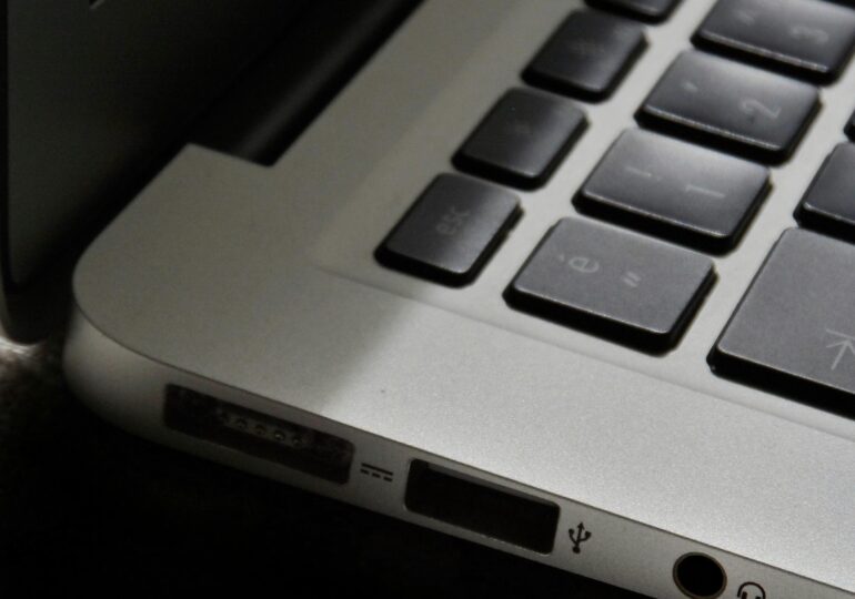 Unu wallet europeu pro impedire a sos minores de intrare a sos sitos pornogràficos