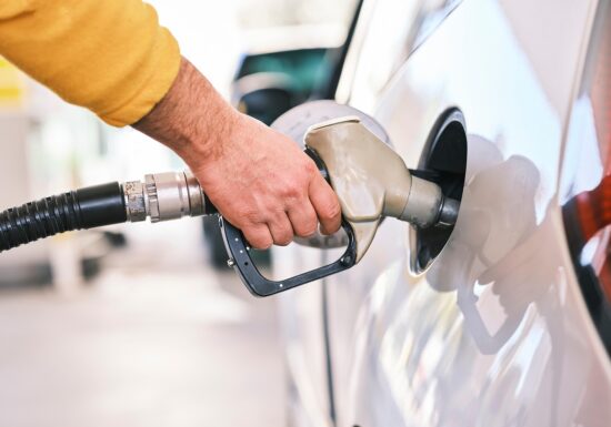 Gherra firma, falat su petròliu, ma sa benzina galu nono