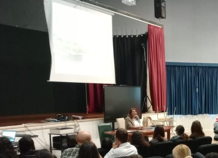 Darya Majidi a sas istudiantes sardas: «Sas matèrias Stem bostras sunt, punnade a s’indipendèntzia»