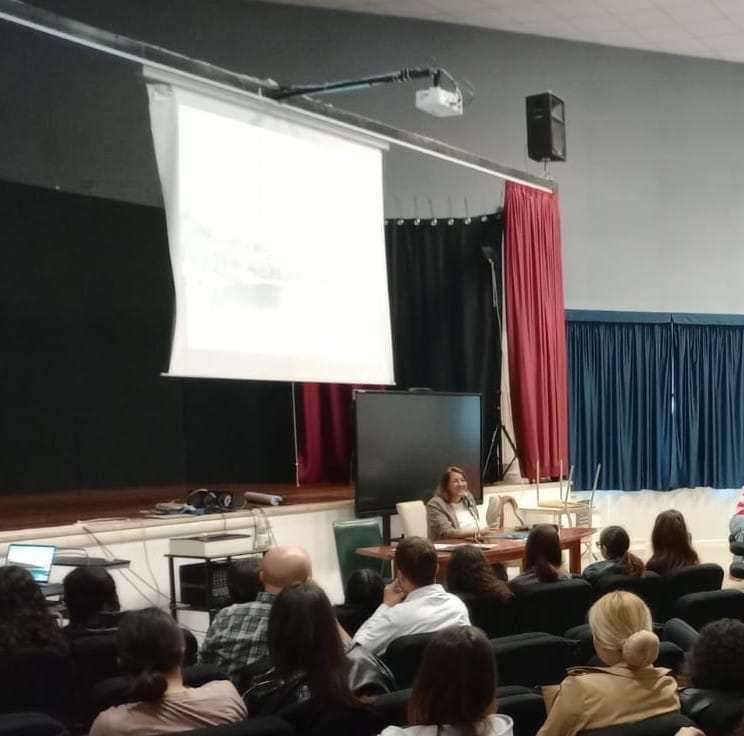 Darya Majidi a sas istudiantes sardas: «Sas matèrias Stem bostras sunt, punnade a s’indipendèntzia»