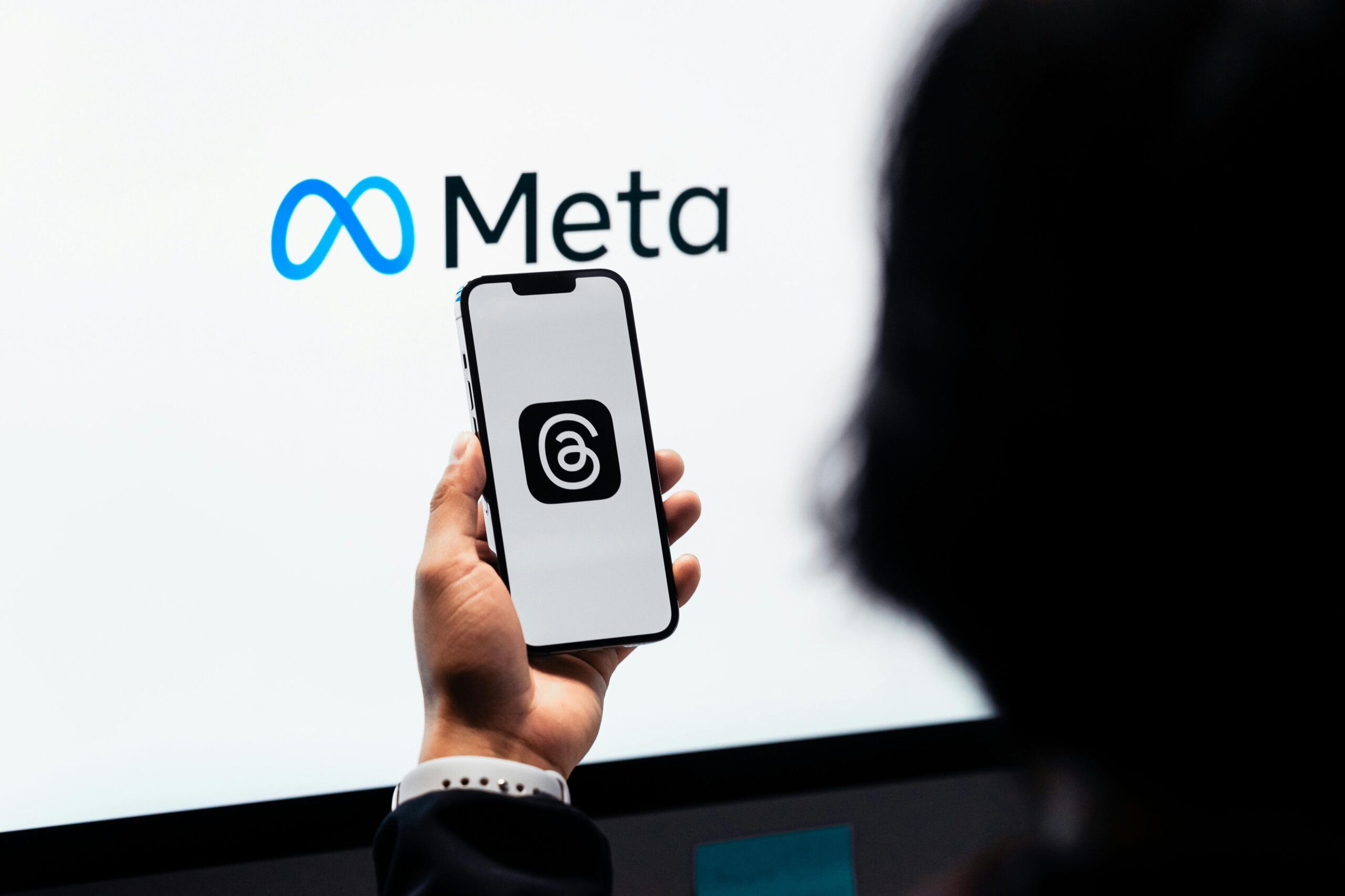 Meta e IA. Fronteras noas pro sa seguresa de sos minores online